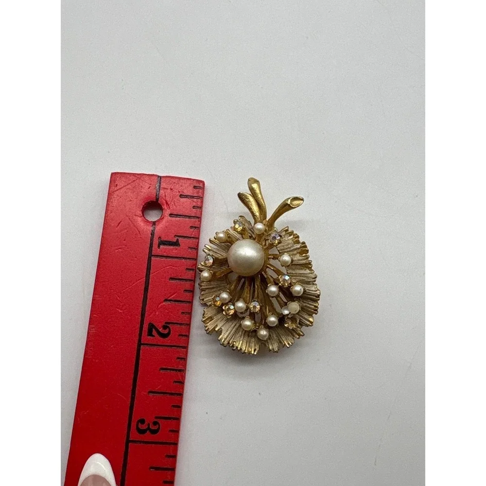 Vintage BSK‎ Goldtone Aurora Borealis Rhinestone Faux Pearl Flower Brooch J169